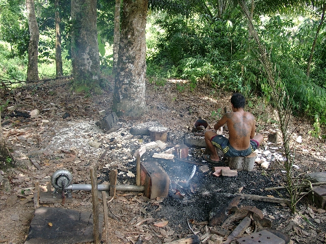 Schmiede der Iban  im Urwald von Batang Ai auf Borneo